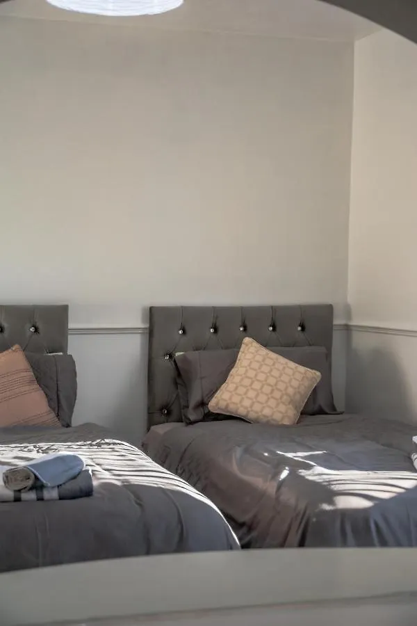 Bv Classic 2 Bedroom At Leeds Road Huddersfield Perfect For Contractors 0*,