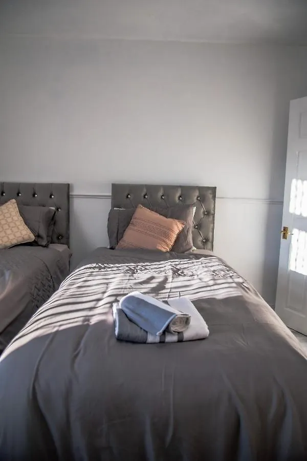 Bv Classic 2 Bedroom At Leeds Road Huddersfield Perfect For Contractors Holiday home