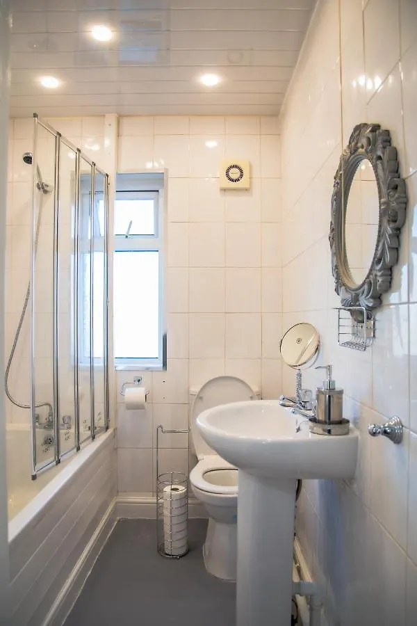 Bv Classic 2 Bedroom At Leeds Road Huddersfield Perfect For Contractors 0*,